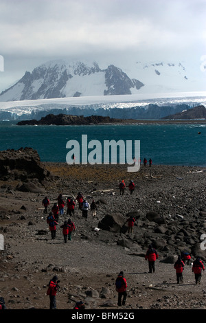 Kreuzfahrt-Passagiere auf Penguin Island, antarktische Halbinsel Stockfoto