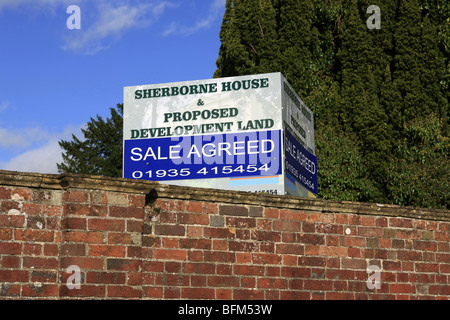 Sherborne House und vorgeschlagenen Bauland Schild mit Verkauf vereinbarten Anlage unter Stockfoto