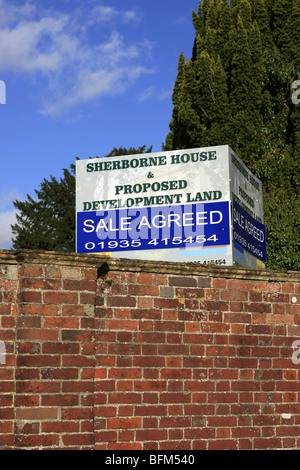 Sherborne House und vorgeschlagenen Bauland Schild mit Verkauf vereinbarten Anlage unter Stockfoto