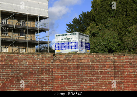 Gerüst und Plastik bedeckt Sherborne House und vorgeschlagenen Bauland Schild mit Verkauf vereinbarten Anlage unter Stockfoto