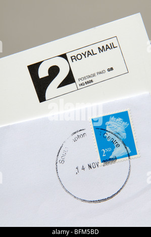 2. Klasse frankiert Label Royal Mail und blauer Stempel Stockfoto