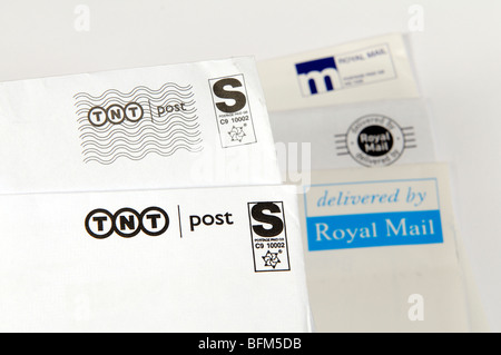 TNT Post & Royal Mail-Versand-Etiketten Stockfoto
