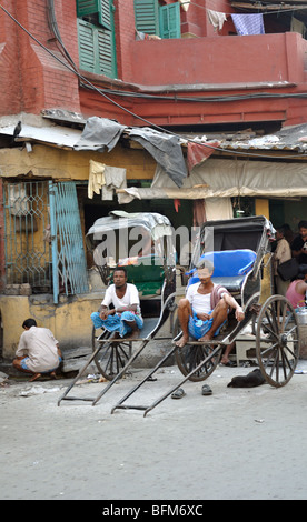 Hand gezogen Rikschas warten auf Kunden am neuen Markt-Kolkata (Kalkutta) Stockfoto