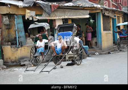 Hand gezogen Rikschas warten auf Kunden am neuen Markt-Kolkata (Kalkutta) Stockfoto