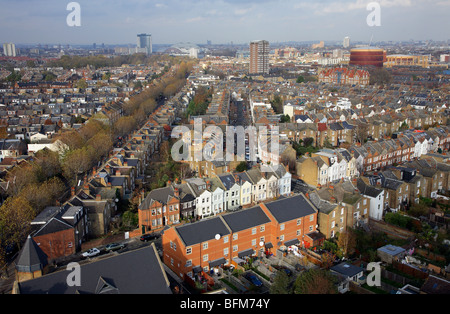 Vogelperspektive von Fulham und Wandsworth Brücke Straße. Stockfoto