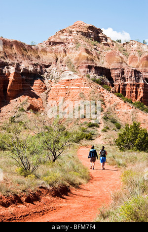 zwei Frauen auf dem Leuchtturm Peak Trail im Palo Duro Canyon wandern Stockfoto