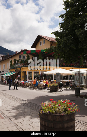 Garmisch Partenkirchen, Bayern, Deutschland, Europa. Verkehrsberuhigten Straße und Gehweg Café in der alpinen Ferienort im Sommer Stockfoto