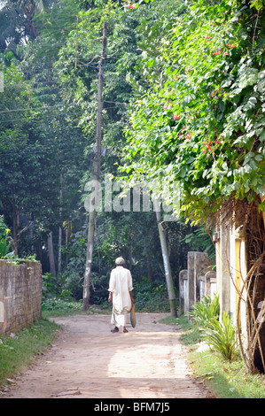 Ein Spaziergang im Morgenlicht in Rajarhat Dorf außerhalb von Kolkata (Kalkutta), Westbengalen, Indien Stockfoto