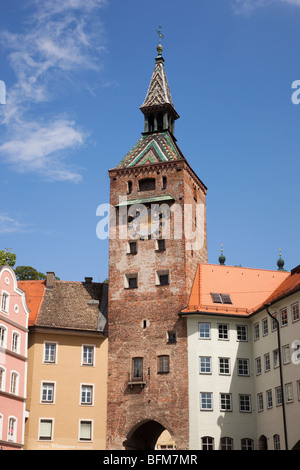 Am Hauptplatz, Landsberg am Lech, Bayern, Deutschland. Clock Tower Gateway in der historischen Altstadt der ummauerten Stadt an romantischen Straße Stockfoto