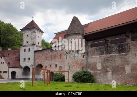 Landsberg am Lech, Bayern, Deutschland. Sandauer Tor Eingangsturm Torhaus und Wälle in mittelalterlichen Stadtmauer Stockfoto