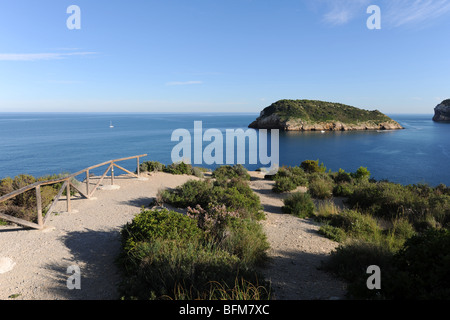 Blick auf Insel betauchen von Prim Cap, Javea / Xabia, Provinz Alicante, Comunidad Valenciana, Spanien Stockfoto