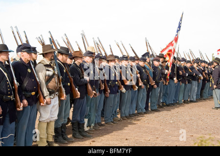 Unionstruppen an Aufmerksamkeit während Bürgerkrieg Reenactment Picacho Peak State Park, Arizona, März 2007 Stockfoto