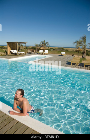 Mann im Pool im Casa Suaya, Jose Ignacio, Uruguay Stockfoto