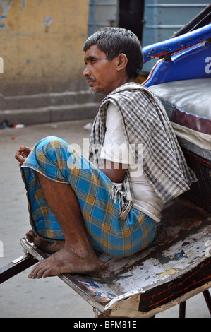 Hand gezogen Rikschas warten auf Kunden am neuen Markt-Kolkata (Kalkutta) Stockfoto