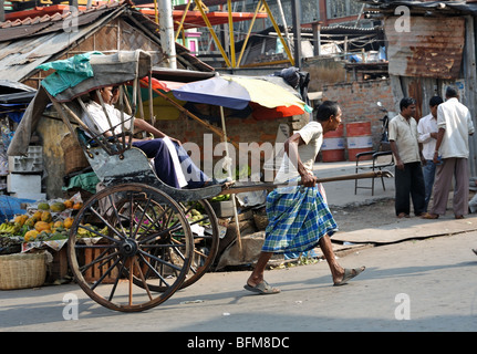 Hand gezogen Rikschas warten auf Kunden am neuen Markt-Kolkata (Kalkutta) Stockfoto