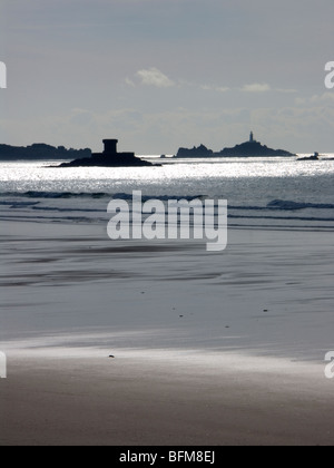 Corbiere Leuchtturm und La Rocco Tower, St Ouen Strand, Jersey, Kanalinseln Stockfoto