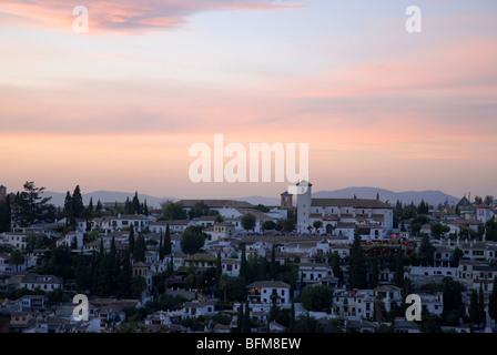 Blick auf den Sonnenuntergang von der Alhambra in Richtung der Albaicin Gegend von Granada, Granada. Andalusien, Spanien Stockfoto