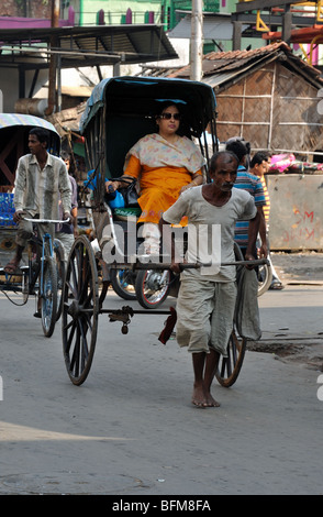 Hand gezogen Rikschas warten auf Kunden am neuen Markt-Kolkata (Kalkutta) Stockfoto