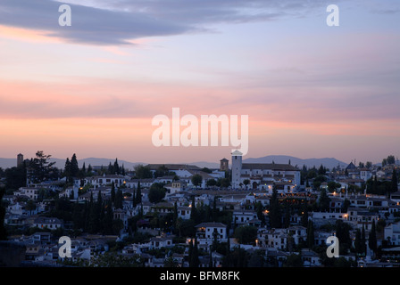 Blick auf den Sonnenuntergang von der Alhambra in Richtung der Albaicin Gegend von Granada und fernen Bergen, Granada. Andalusien, Spanien Stockfoto