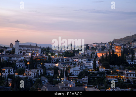 Blick auf den Sonnenuntergang von der Alhambra in Richtung der Albaicin Gegend von Granada, Granada. Andalusien, Spanien Stockfoto