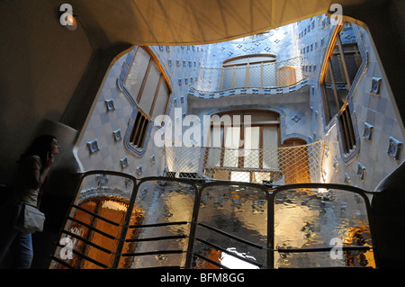 Besucher hören einen Audioguide beim Blick auf das Innere des Casa Batllo, ein architektonisches Meisterwerk in Barcelona. Stockfoto