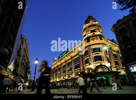 Menschen hängen auf den Ramblas in Barcelona, Spanien. Stockfoto