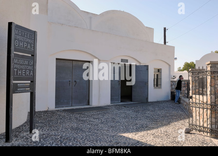 Der Haupteingang des Museums von prähistorischen Thera. Das Museum zeigt die Funde, die von Akrotiri ausgegraben wurden. Die... Stockfoto