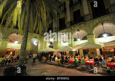 Menschen gehen-Out in der Nacht in der Neo Klassik Placa Reial, im Stadtteil Barri Gòtic von Barcelona, Spanien Stockfoto