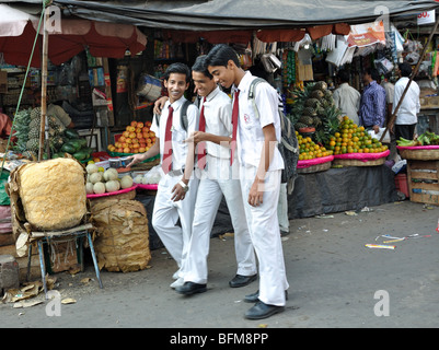 Drei Schüler am neuen Markt, Kolkata (Kalkutta), Westbengalen, Indien Stockfoto