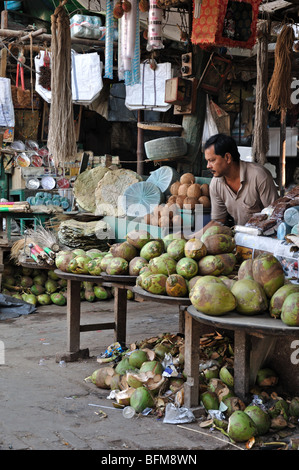 Eine Kokosnuss-Verkäufer am neuen Markt, Kolkata (Kalkutta), Westbengalen, Indien Stockfoto