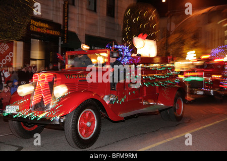 Oldtimer Feuerwehrauto in 2009 Victoria Santa Claus parade durch die Innenstadt-Victoria, British Columbia, Kanada. Stockfoto