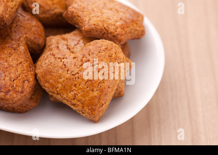 süße Lebkuchen auf Holztisch Stockfoto