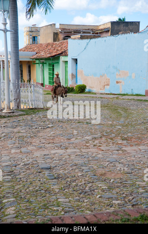 Alter Mann Reiten Esel in Trinidad, Kuba Stockfoto