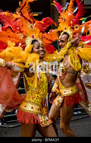 Tänzerinnen und Tänzer aus der Paraiso Schule von Samba-Schwimmer bei den Notting Hill Carnival 2009 Stockfoto