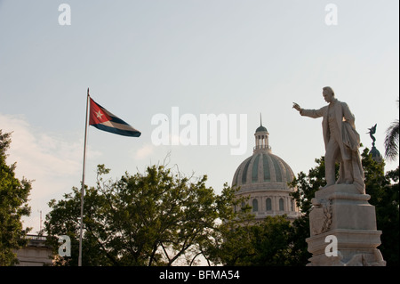 Blick von Jose Marti Park mit Marti Statue, Capitol, kubanische Flagge Stockfoto