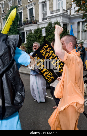 Anhänger von Hare Krishna tanzt mit Karneval Reverlers Westbourne Park Road in Notting Hill Karneval 2009 Stockfoto