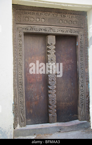 Geschnitzten Holztüren in Stonetown, Zanzibar Stockfoto