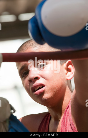 Junger Boxer nimmt eine Auszeit während eines Spiels in Havanna, Kuba. Stockfoto