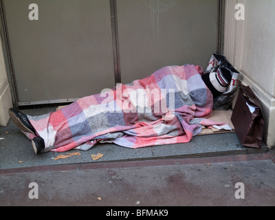Obdachloser schläft in Tür in Mayfair, London, England, UK Stockfoto