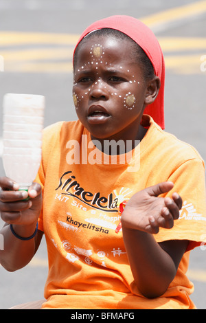 5, 6 Jahre alten südafrikanischen kleines Mädchen (Kind) (durchführen) auf der Straße getanzt wird. Cape Town (Kapstadt) November 2009 Stockfoto