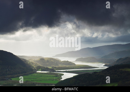 Blick von der Steilküste zu Fuß, mit Blick auf den Mawddach Mündung in der Nähe von Snowdonia National Park Wales