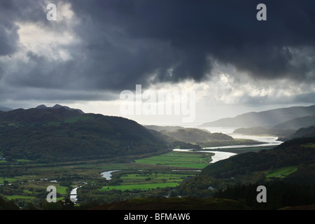 Blick von der Steilküste zu Fuß, mit Blick auf den Mawddach Mündung in der Nähe von Snowdonia National Park Wales