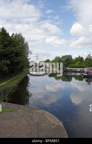 Spiegelungen im Wasser. Tinsley Schleusen auf dem Kanal von Sheffield, England UK. Stockfoto