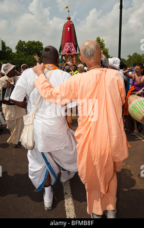 Zwei Hare-Krishna-Anhänger besuchen die Feierlichkeiten des Ratha Yatra The Hindu Festivals von Streitwagen in London UK Stockfoto