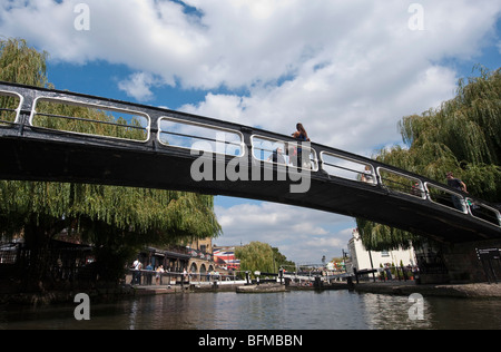 Die rasenden Brücke über der Regent "Canal in Camden Town, London Stockfoto