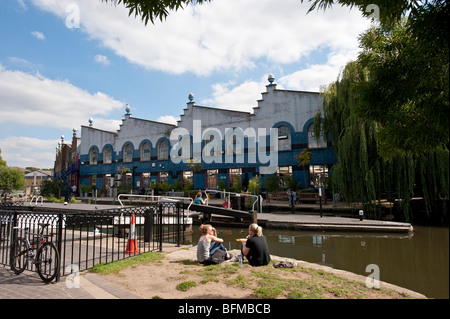 Menschen Sie genießen schönes Wetter durch die Hawley-Sperre für die Regents Canal, London Stockfoto