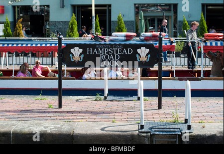 Ein Schiff voller Touristen auf der Durchreise Hamstead Straße Sperren auf die Regents Canal, London Stockfoto