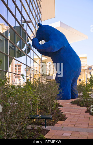 Bildhauer Lawrence Argent monumentale blaue Bär-Kollegen in den Vorhof Colorado Convention Center Stockfoto