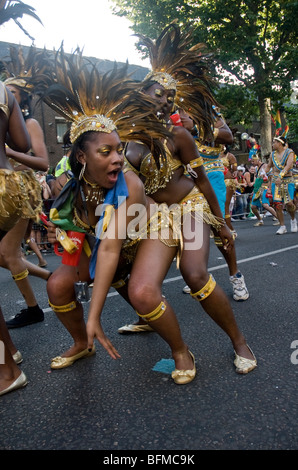 Mitglieder und Tänzer aus der Baccanalis-Schwimmer in Notting Hill Karneval 2009 Stockfoto