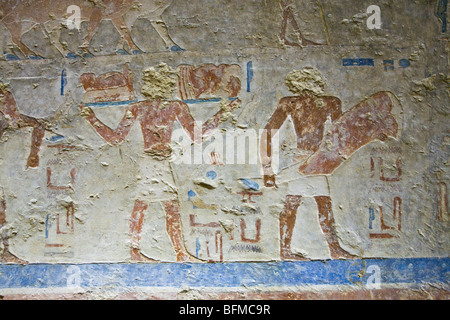 Bemalte Relief zeigt Angebote in die Gräber bei Meir, Nord-westlich von Assyut in Mittelägypten Stockfoto